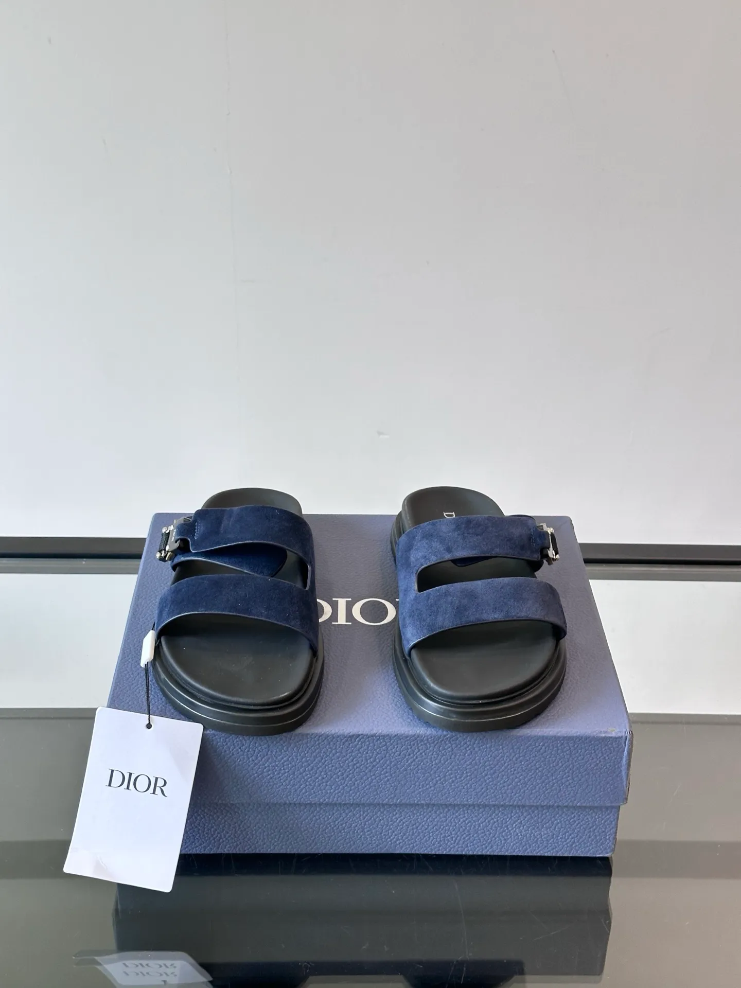 Factory price: 300💰Dior Aqua men's sandals and slippers. Showcasing Dior haute couture design. The Dior gray suede strap is accented with an aluminum Dior buckle for added style. Paired with a comfortable tonal notch sole, they pair easily with shorts or jeans for a sophisticated look. Main body: suede cow leather, technical fabric lining: cow leather, with adjustable straps, aluminum Dior buckle, Dior gray EVA insole, tonal notch rubber outsole splicing structure👌👌 size: 38-44 (45.46 customized)